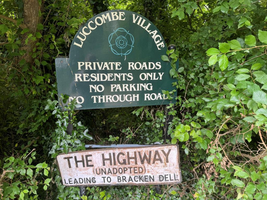 Lot: 179 - FREEHOLD HOUSE FOR IMPROVEMENT ON SOUGHT AFTER PRIVATE ESTATE - Luccombe Village is a private estate